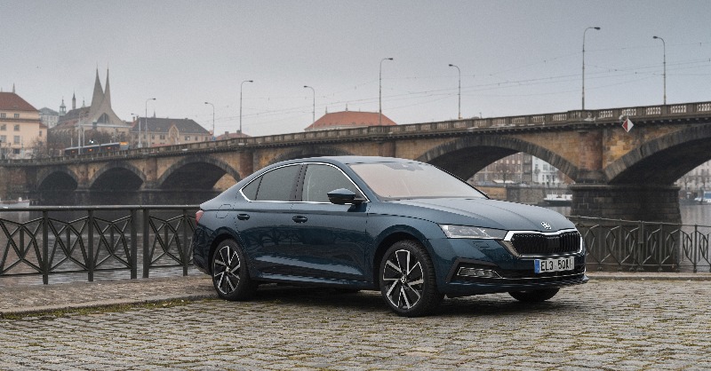 skodaautonews's tweet photo. Have you ever been to #Prague? 🇨🇿
With Anna as your guide, you can now visit the #Czech capital in the passenger seat of a #SKODA #OCTAVIAiV. 🔌 Thanks to its plug-in #hybrid powertrain, the ride will be quiet &amp; zero-emission – and parking in resident zones is free!