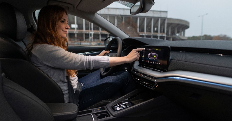 skodaautonews's tweet photo. Have you ever been to #Prague? 🇨🇿
With Anna as your guide, you can now visit the #Czech capital in the passenger seat of a #SKODA #OCTAVIAiV. 🔌 Thanks to its plug-in #hybrid powertrain, the ride will be quiet &amp; zero-emission – and parking in resident zones is free!