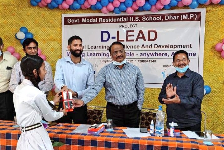 CiplaFoundation's tweet photo. Launching Project D-Lead in #Indore by handing over 330+ digital tabs to Class X students from 4 govt &amp; govt-aided schools. Collector - Dhar, Asst. Commissioner Tribal
&amp; Tehsildar - Pithampur attended the event along with @SachinKaistha, Head HR #Cipla Indore. https://t.co/IShG6boCC0