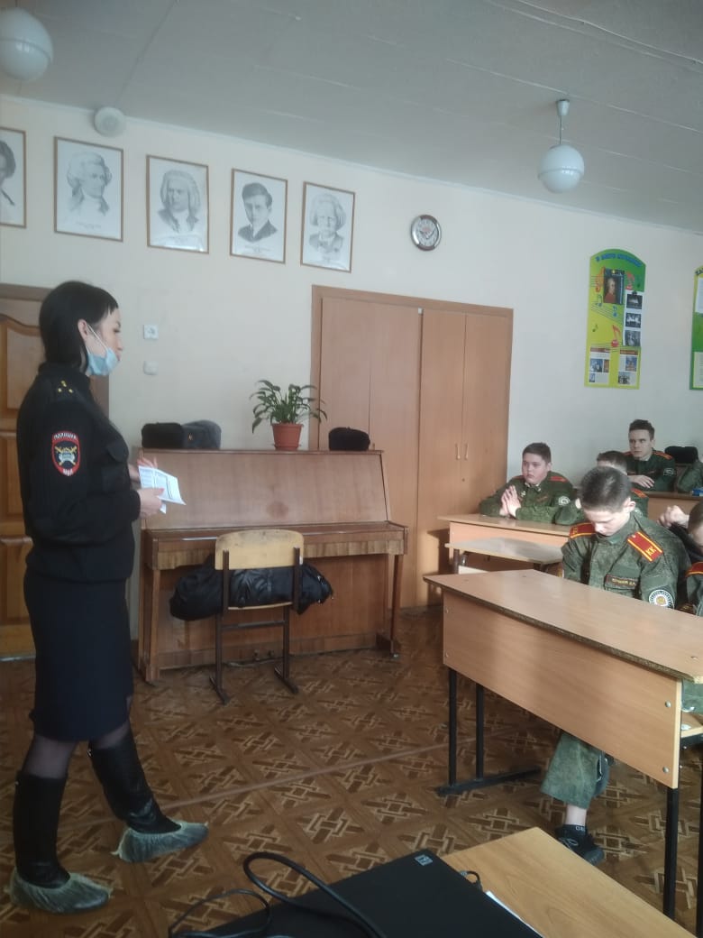 В преддверии весенних каникул в классах прошли беседы о соблюдении ПДД Инспектор ещё раз напомнил детям о важности знаний и выполнения правил.