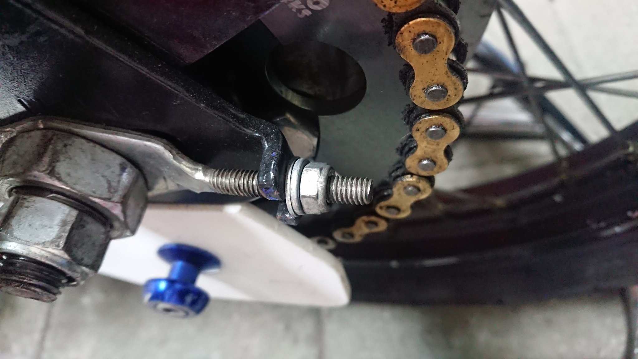 まえ坊 こちらもカビィさんとこで扱ってるチェーンアジャスタナット 現行カブはこのダブルナット仕様が標準みたいですが 旧カブは スプリングワッシャ シングルナット仕様です M6ナットとしては一般的にあまり見かけない二面幅12mmのナットと10mmの まえ坊 こちらもカビィさんとこで扱ってるチェーンアジャスタナット 現行カブはこのダブルナット仕様が標準みたいですが 旧カブは スプリングワッシャ シングルナット仕様です M6ナットとしては一般的にあまり見かけない二面幅12mmのナットと10mmの