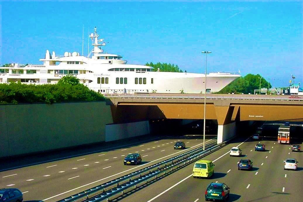 dirkjanjanssen's tweet image. Aviso: cuando conduzca por una autopista holandesa, no se distraiga con el tráfico que pasa por encima.