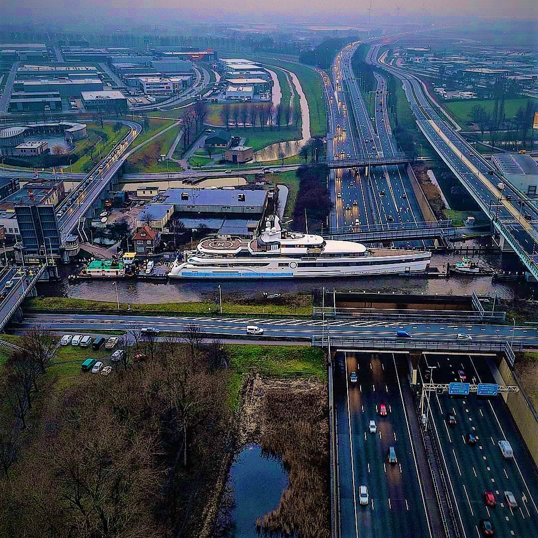dirkjanjanssen's tweet image. Aviso: cuando conduzca por una autopista holandesa, no se distraiga con el tráfico que pasa por encima.