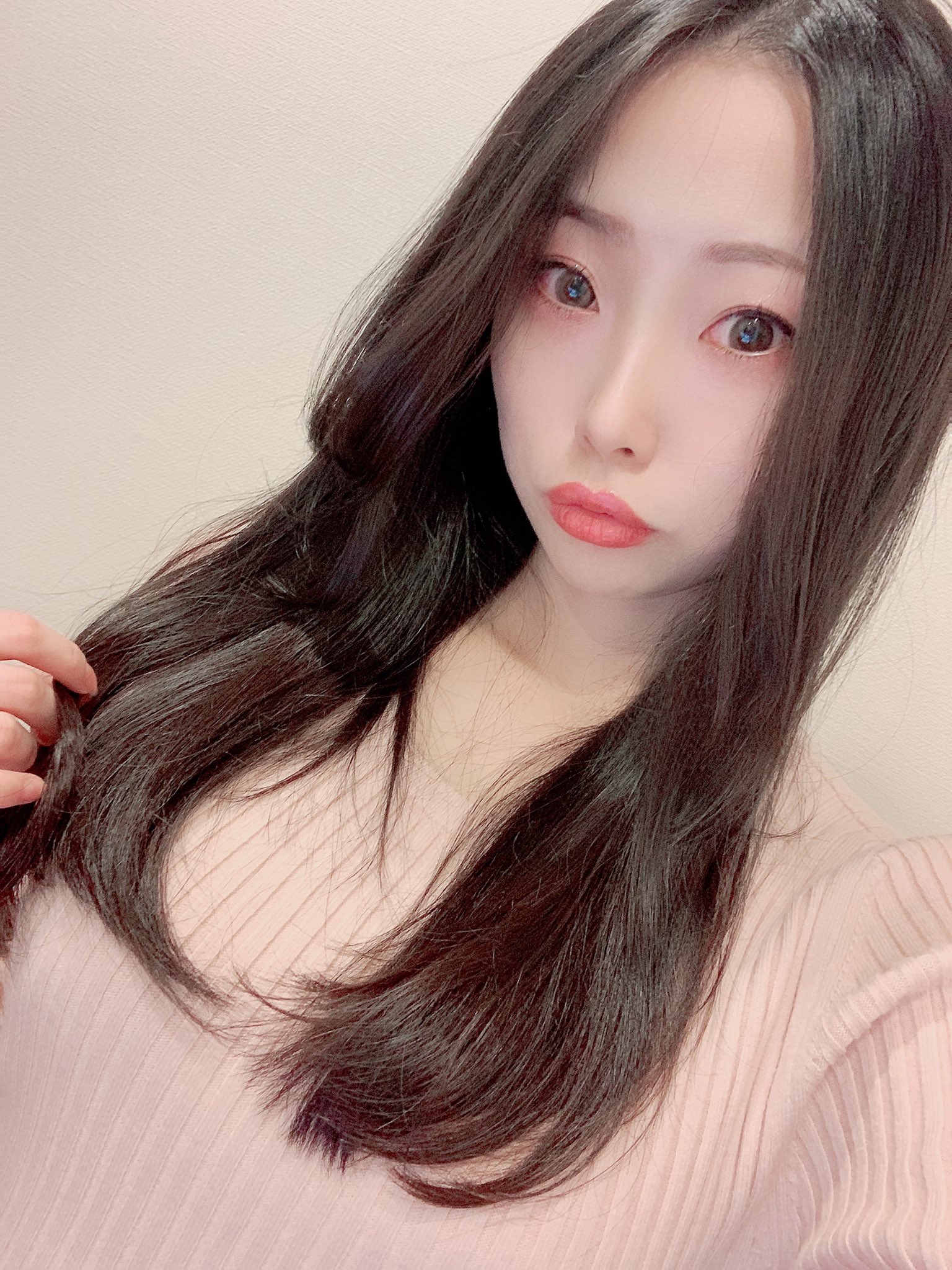 椎名恭子 髪切った って言ったら ボブ ショート みたいな流れになっちゃってたんですけど 腰まであった髪 が胸上になっただけなので ロングの範囲内でのイメチェンです 本当はこんなに切るつもりじゃなかったけど 笑 今回はパーマ当てずに