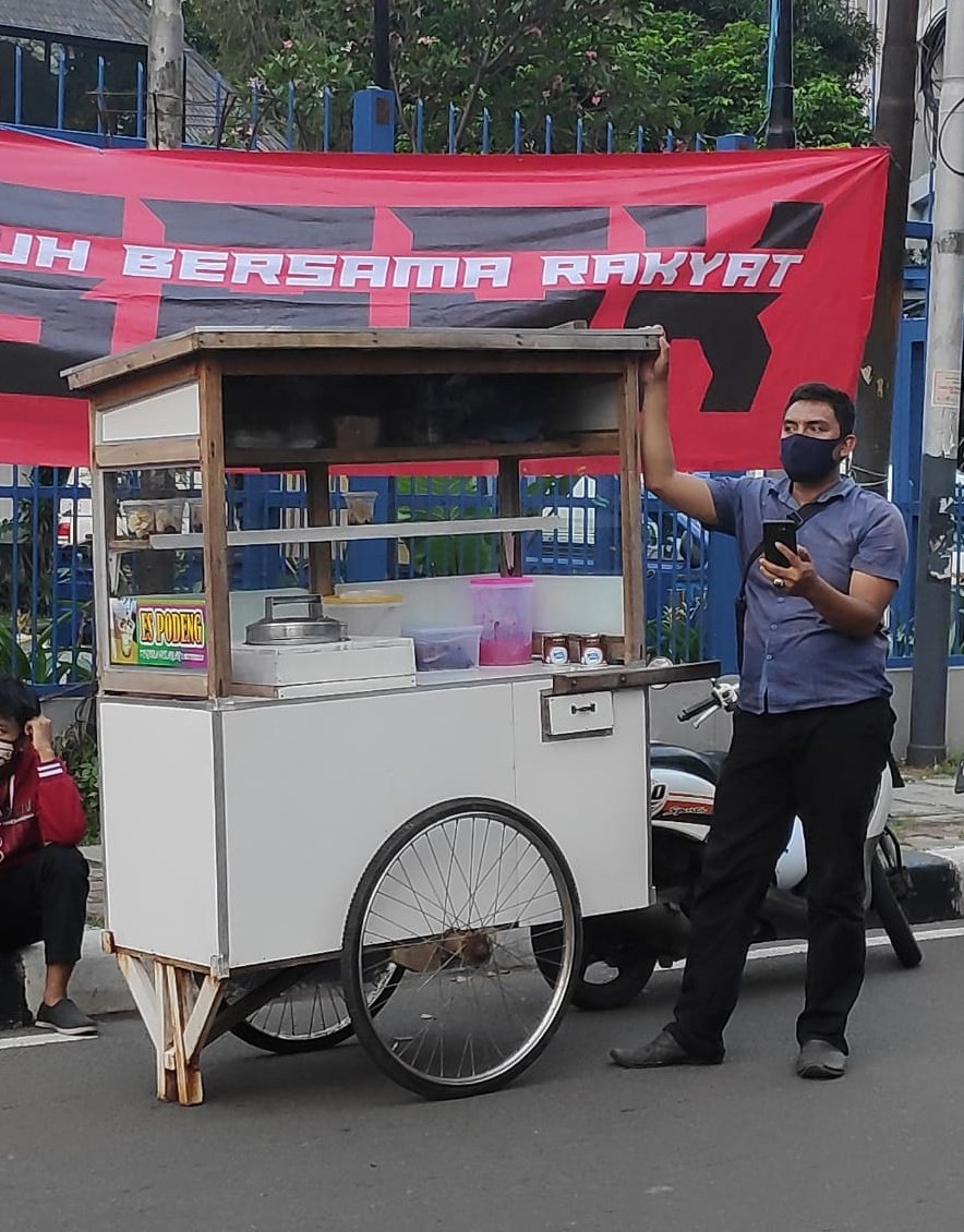 fullmoonfolks's tweet photo. Kalau lagi aksi atau selesai aksi ada kang starling dagangannya malah dibagi2in ke orang ya positif thinking aja, mungkin hobinya emang keliling https://t.co/KiqUsWgdxa