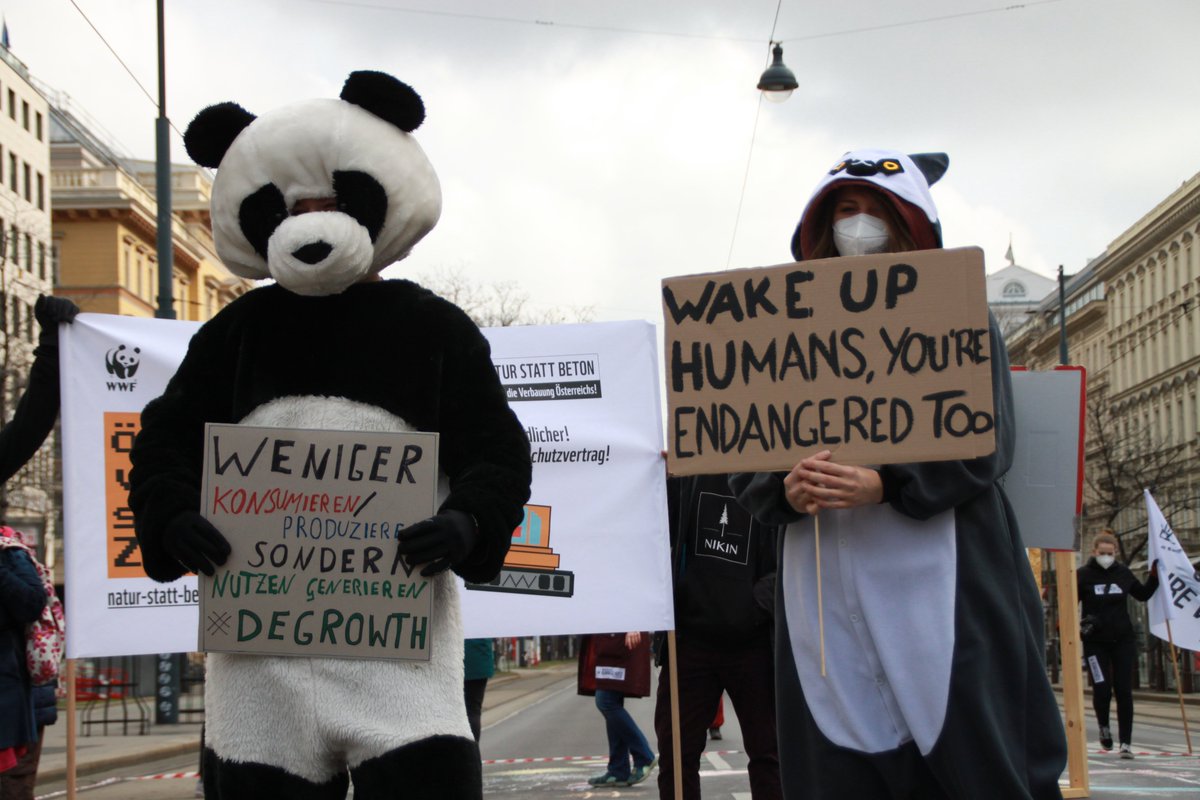 wwfaustria's tweet photo. 🌍Wir haben heute gemeinsam mit #GenerationEarth und @ViennaForFuture am 7. globalen #Klimastreik in Wien teilgenommen #NoMoreEmptyPromises, um einen Stopp der #Verbauung unserer wertvollen Natur zu fordern #NaturstattBeton - der Panda war natürlich auch dabei🐼 https://t.co/AJpkGD7Wy6