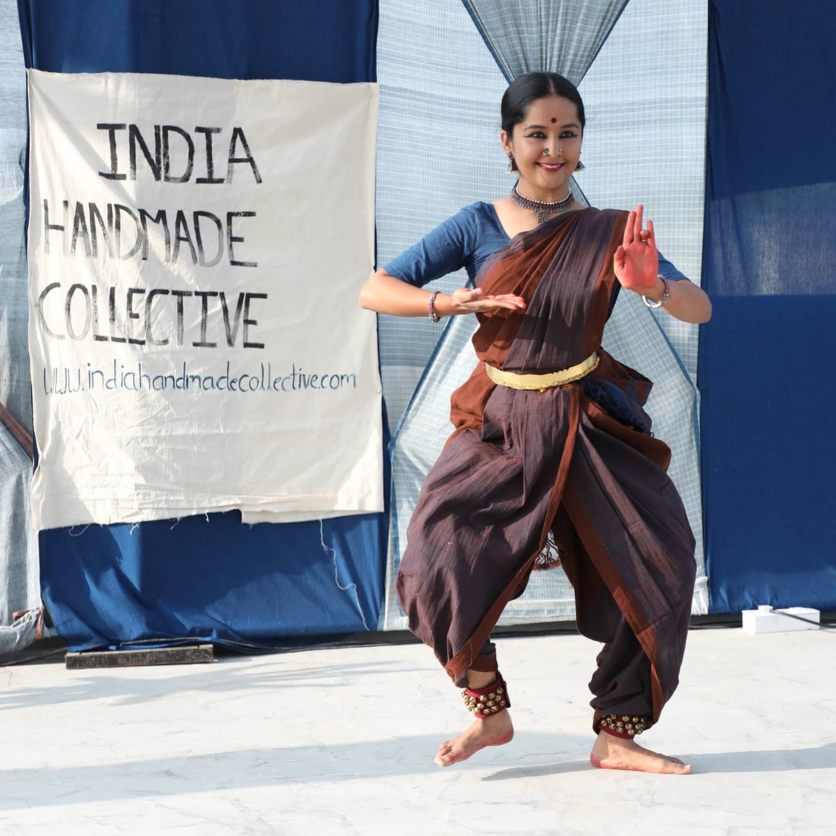 ConnectIHMC's tweet photo. #Saree, the long fabric that never loses charm. Innumerable occasions and innumerable styles to drape. Here is Dancer Suhasini Koulagi wearing a #khadisaree for her dance performance.

Check our Saree collection at https://t.co/ecgRp2Q70d

#ihmc#local4vocal#handmade #makeinindia https://t.co/uDCVrvhizq