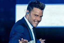 profcancun's tweet photo. @LilianaSnchez9 @abril_hamdam @migunsa @Suyay_34 @RUBYELENA1 jajaja y si me imagino la vida loca uff ¿Cuál será? #QueMirada #RickyMartin https://t.co/4EAFnVoEB4