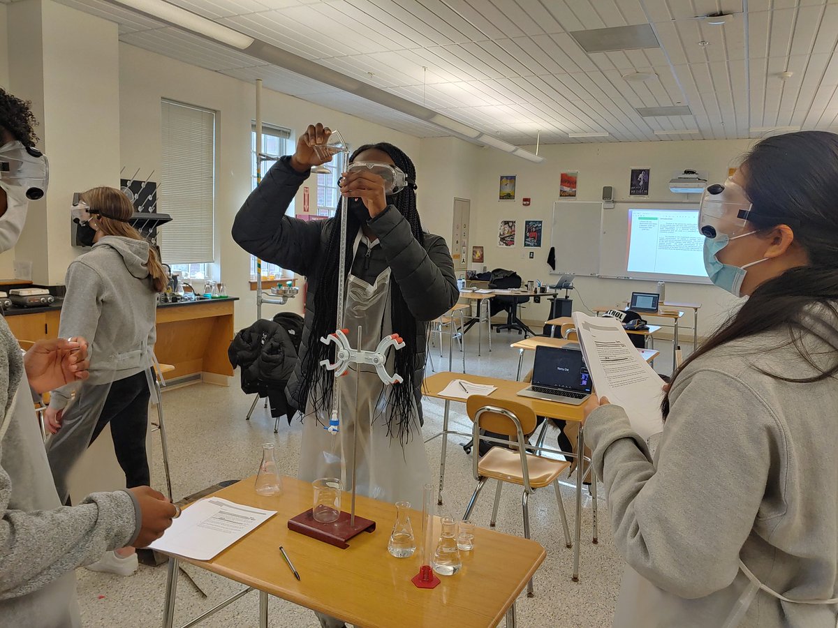 CushingScience's tweet photo. Titration labs in Honors Chemistry! Remote learners are able to view the process over Zoom and collaborate on data analysis.
#ThePowerOfCushing
#CushingScience
#PoweredByPenguins https://t.co/loKpahaPiJ