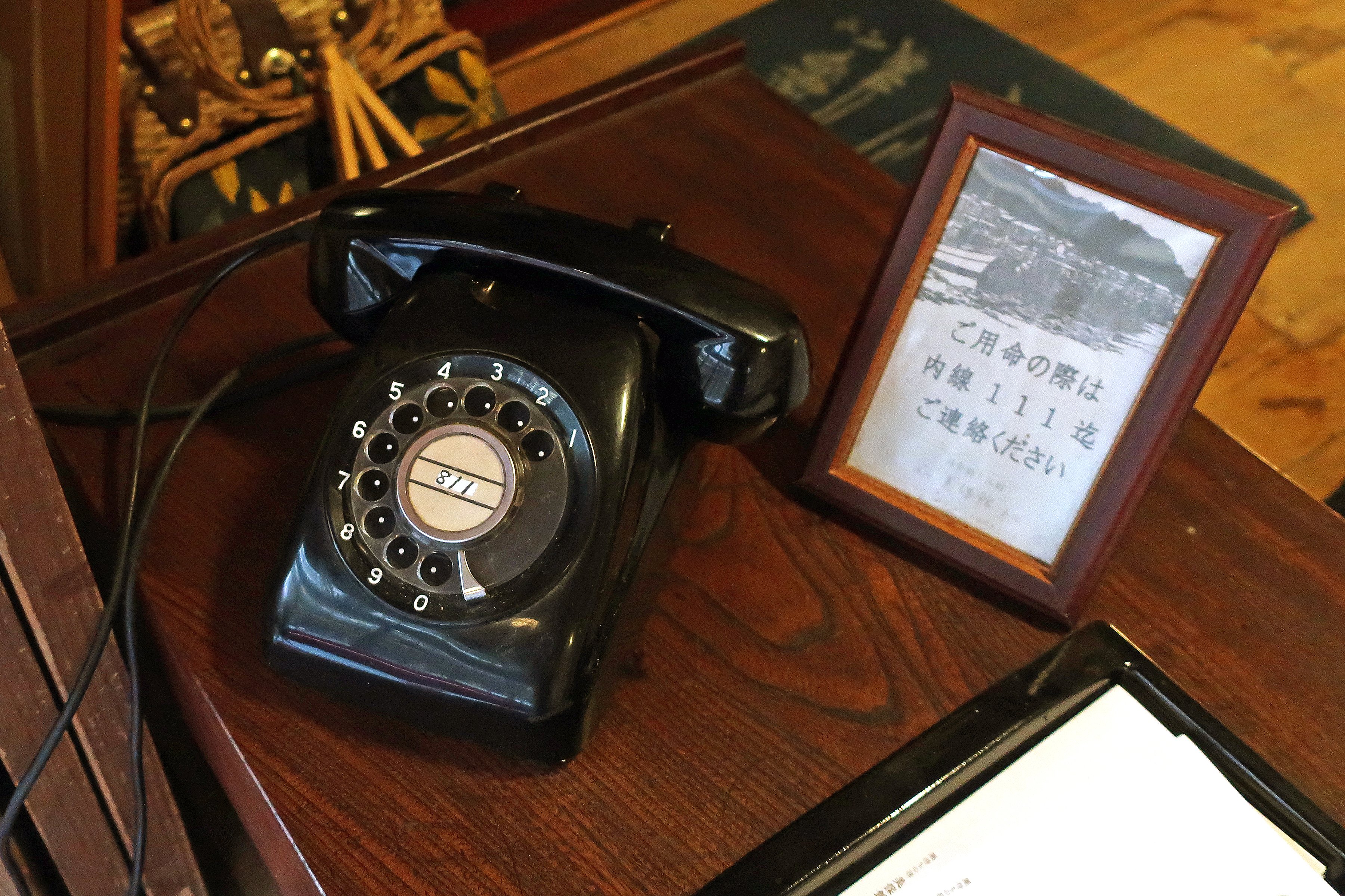 タケ 内線電話は昔の黒電話だ 内線とはいえ ダイヤル式で通話するなんて何年ぶりだろうか ダイヤル式の使い方が分からない若い人は 事前に調べておいてね T Co O1jvjj5otm Twitter