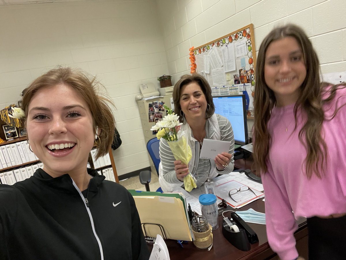EtowahHS's tweet photo. Etowah Cares’ Staff Appreciation Day is in full swing! Etowah Cheer delivered goodies to all out amazing secretaries this morning! #etowahcares @CherokeeSchools https://t.co/6AO2jXpUt9