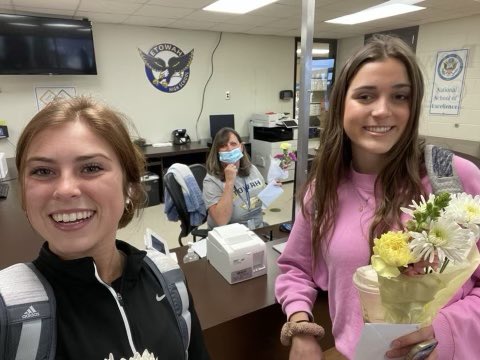 EtowahHS's tweet photo. Etowah Cares’ Staff Appreciation Day is in full swing! Etowah Cheer delivered goodies to all out amazing secretaries this morning! #etowahcares @CherokeeSchools https://t.co/6AO2jXpUt9