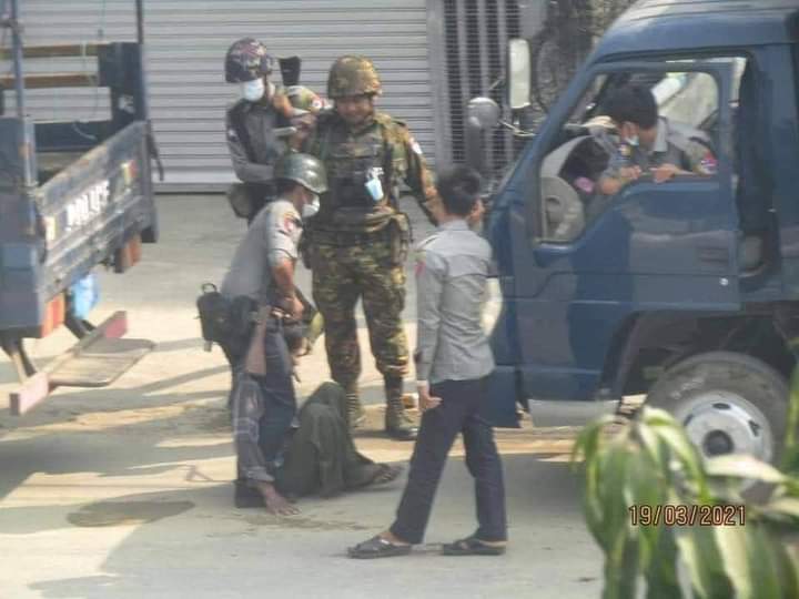 Rocky10707585's tweet photo. @SAdamsR2P Nouth Okkalapa,Yangon: Images of terrorists strangling a civilian’s neck with a rope. In the last photo,it can be seen that the neck was already broken and the victim was no longer alive. One of the cruel actions of Inhuman animal terrorists.

https://t.co/CS79ELutpR