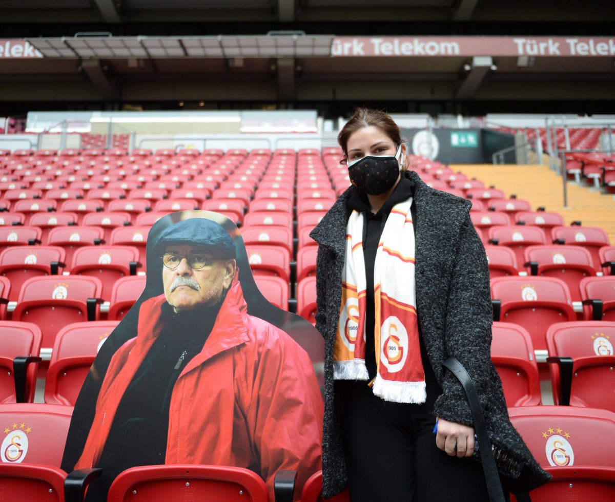 Geçtiğimiz günlerde kaybettiğimiz Türk tiyatrosu ve sinemasının usta oyuncusu Rasim Öztekin, bu akşam Türk Telekom Stadyumu'nda her zamanki yerinden, en büyük aşkı Galatasaray'ın yanında! 💛❤️

Unutulmayacaksın büyük usta! 🙏