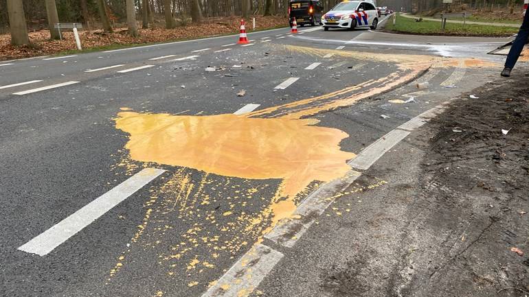 #Schildernieuws Voorstrijkmiddel op de N348 na ongeval.