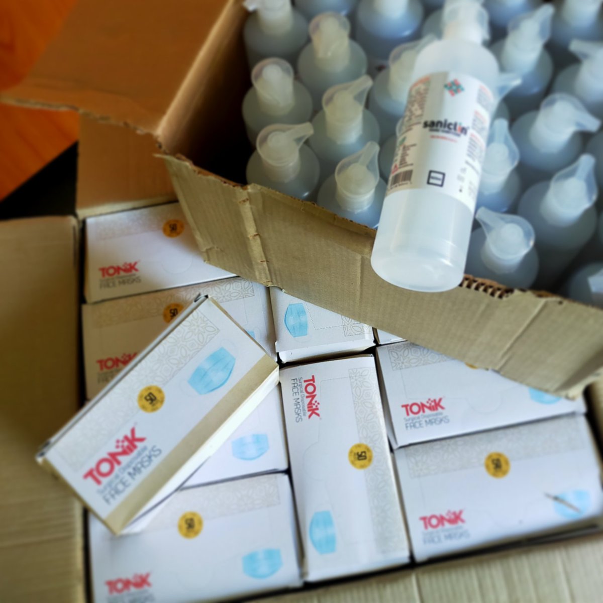 TeamTriFitKe's tweet photo. We would like to say a big thank you to our "strongest and youngest" member Feroz Nawab and the team from Chemoquip for the thirty bottles of hand sanitizer and over three hundred masks for use during and after training.
#TrainSafe #TrainClean #Besafe #MaskUp #sanitize https://t.co/wfXLGJI016