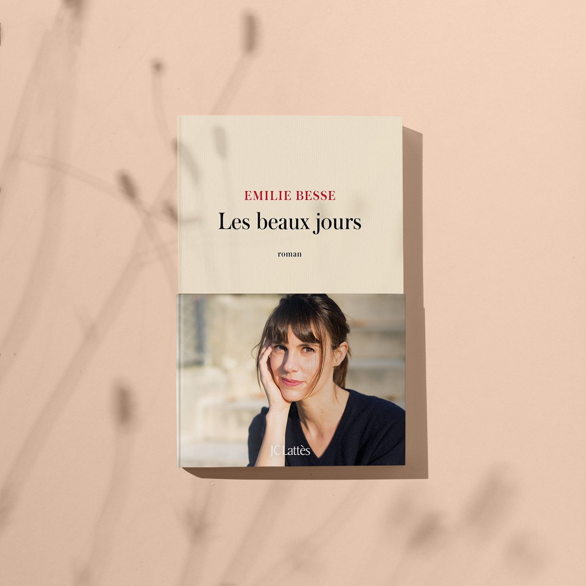 editionsLattes's tweet photo. 🌿#Lesbeauxjours d’ @Emilie_Besse 
Un premier roman d’une extrême délicatesse, d’une plume virtuose, sur les drames dont on hérite sans le savoir, sur les secrets qu’il faut percer pour grandir et aimer.

📚 En librairie le 7 avril https://t.co/reCLY2YPhM