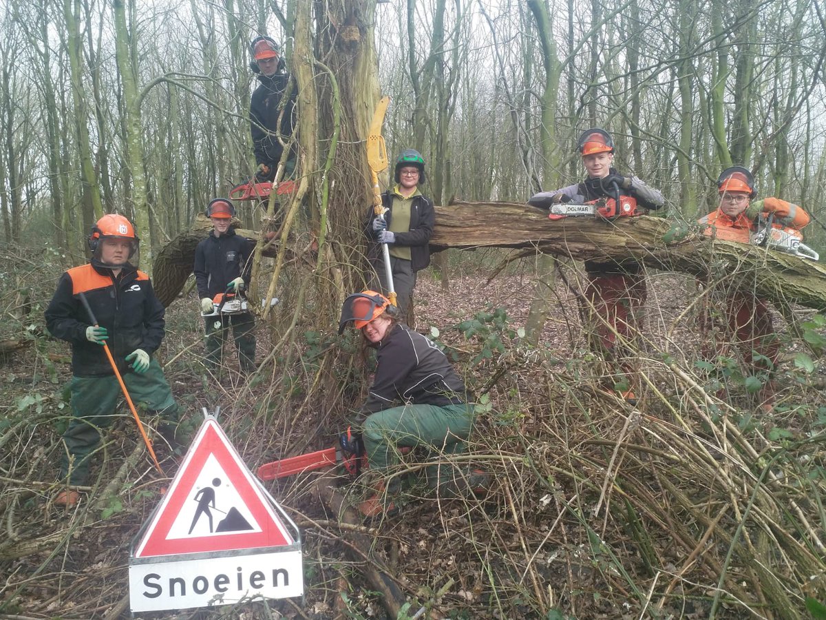 Hoe gaaf dat gewoon al deze toppers
Motorkettingzagen op zak hebben! In totaal hadden we 3
groepen voor lichte velling en 1 groep voor zware
velling in regio Noordwest. Het regent binnenkort
certificaten bij onze leerlingen! #toppers