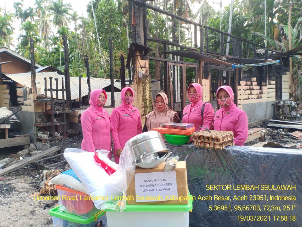 Lembah001's tweet photo. *PENYERAHAN BANTUAN MASA PANIK OLEH POLSEK LEMBAH SEULAWAH DAN BHAYANGKARI POLSEK LEMBAH SEULAWAH KEPADA WARGA YANG MENGALAMI MUSIBAH KEBAKARAN RUMAH* https://t.co/hbHfpFnjbm