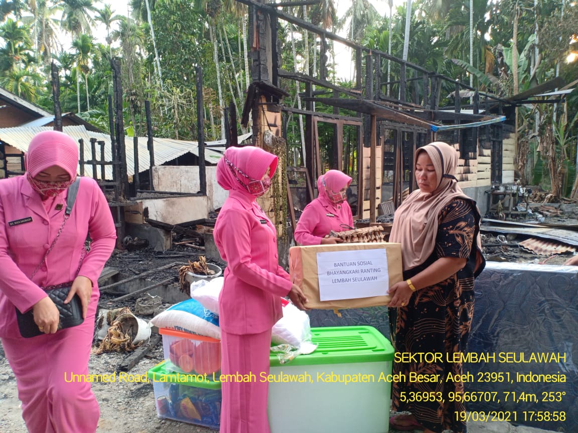Lembah001's tweet photo. *PENYERAHAN BANTUAN MASA PANIK OLEH POLSEK LEMBAH SEULAWAH DAN BHAYANGKARI POLSEK LEMBAH SEULAWAH KEPADA WARGA YANG MENGALAMI MUSIBAH KEBAKARAN RUMAH* https://t.co/hbHfpFnjbm