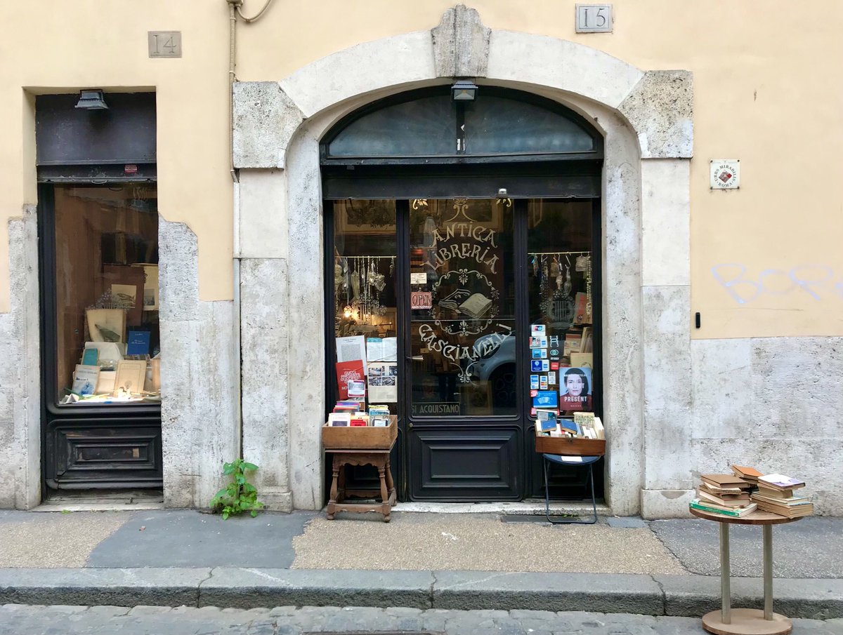 Alleen ‘essentiële’ winkels open en weer horen daar hier in #Rome de #boekwinkels bij. #lockdown