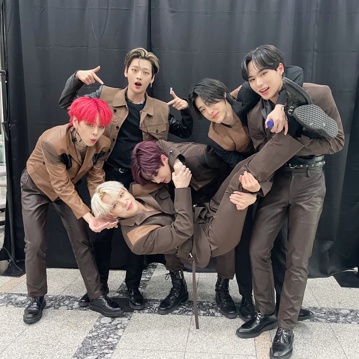 WEi__Official's tweet photo. 가끔 알 수 없는 텐션의 울아이가 나타난답니다😆 사진 가득 느껴지는 행복한 짱아이만큼 루아이도 행복한 일들이 가득한 주말 되세요😘❤️

#위아이 #WEi #IDENTITY #CHALLENGE https://t.co/6sSvoWfAc4