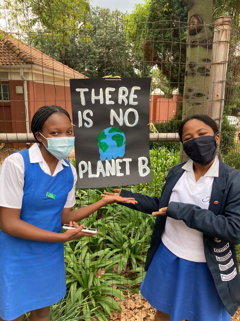 serafarista's tweet photo. 19 March- global climate day of action 🌎 @CJCharterSA @350Africa @CollectiveMVT @Greenpeaceafric #climatejustice 
#creecythecarboncriminal https://t.co/e07IFqxZhX