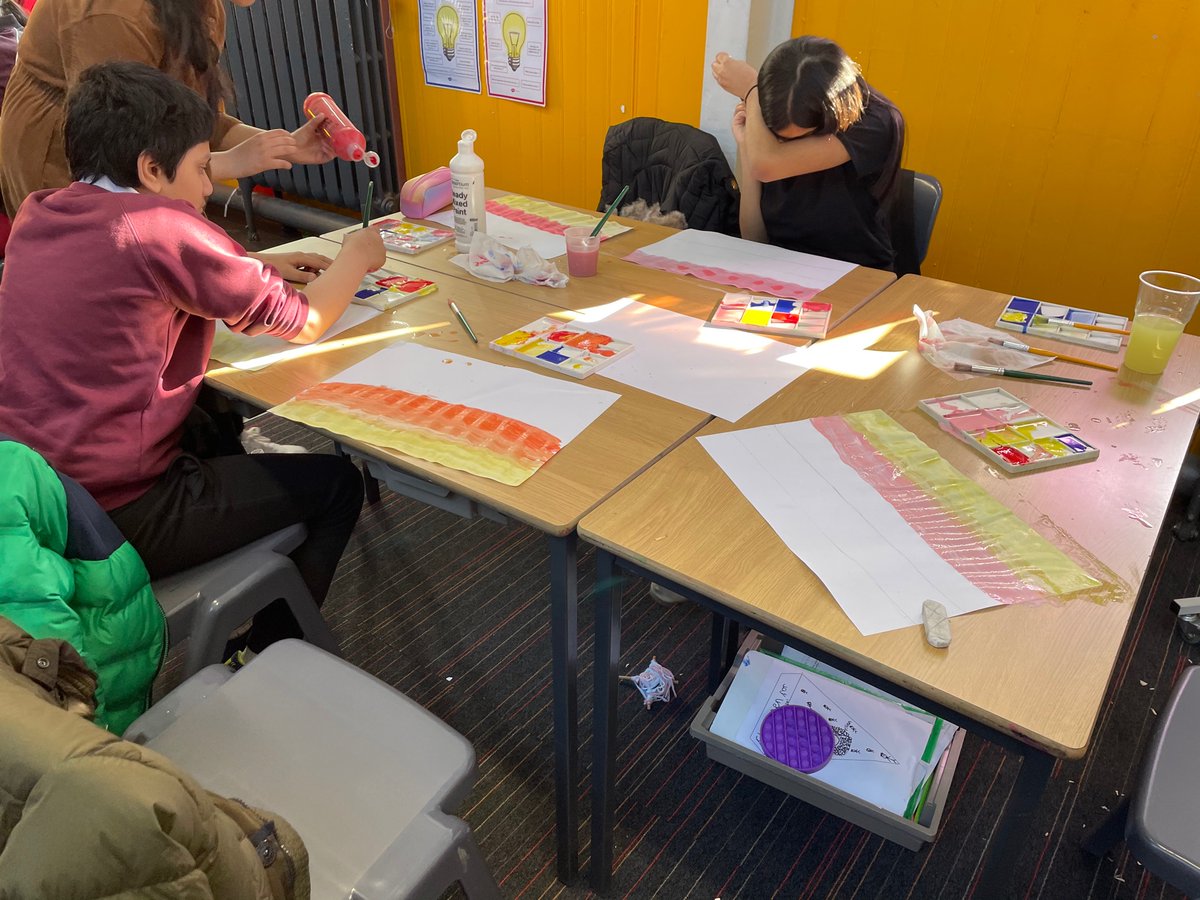 PPSP7B's tweet photo. P7B spent the afternoon talking about hope, and all the things we are looking forward to doing again when we can. We then developed our understanding of shade and tone painting sunrises to symbolise this hope! 🌄 🌅 #emotions https://t.co/hv2wRQZmBI