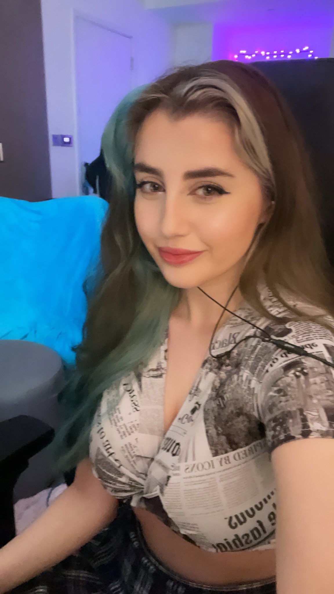 Gee ☁️ on X: SHE BACK!! Im live now!! t.coGibmm7fWYG  t.coK2Dr7PL9ev  X