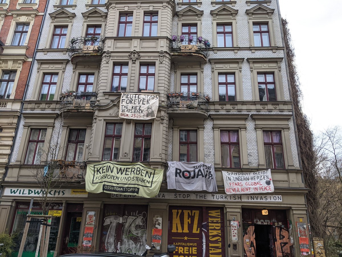 Meute stays forever! The kiez beats back! Soligrüsse aus unserer Nachbar*innenschaft an das räumungsbedrohte Kneipenkollektiv #Meuterei. Infos zur Meute unter: <a href="/KeineBeute/">Leute für die Meute</a> #Meutereibleibt #Kohlfurter