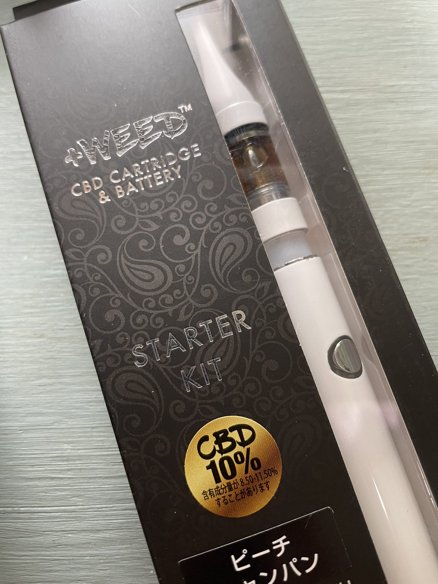 Katachi プラスウィード カートリッジのスターターキット ピーチシャンパン10 9000円くらい 味が美味しい 少し慣れたら5パフくらいしないと効かないかな それで2 3週間もつ感じ でも良い脱力感をすぐに実感する 本体のロゴが気に入らないから消したい