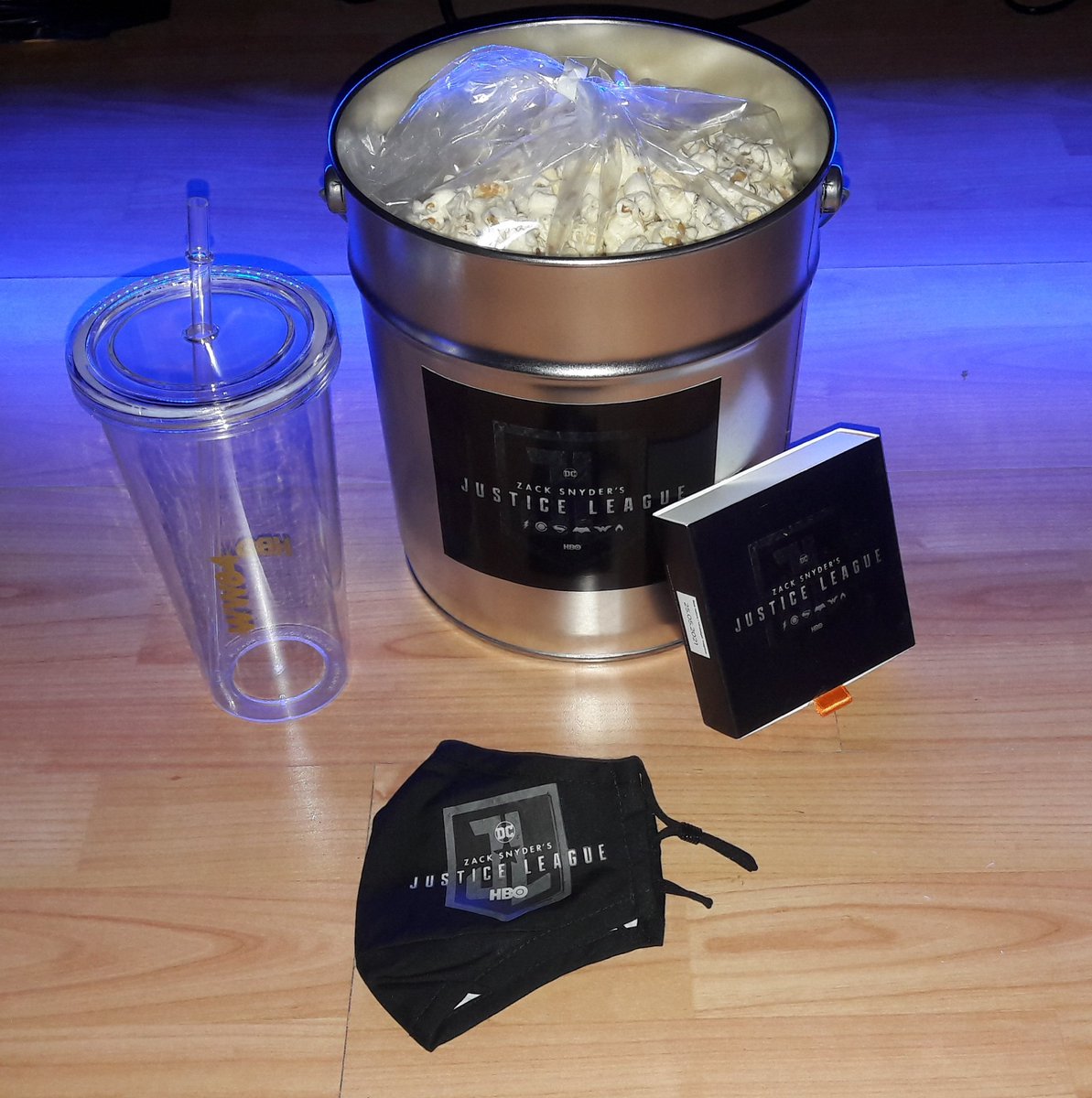 BatCritNorbi's tweet photo. Press kit for the @snydercut! Nice and shiny! 😁🦇 #BatCorn #ZackSnydersJusticeLeague #SnyderCut #Batman #DC #Comics #Snyderverse #Geek #Nerd #Képregény https://t.co/U0UXillFno