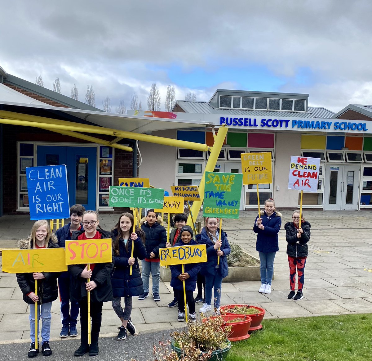 🌳 Russell Scott Primary School in Denton has been at the forefront of campaigning for clean air. Today they joined the battle to keep our Tame Valley as the green lungs of Denton and Stockport... they very loudly shout “STOP BREDBURY PARKWAY!” 🚚🚛🚗💨💨

<a href="/RScottPrimary/">RussellScott Primary</a>