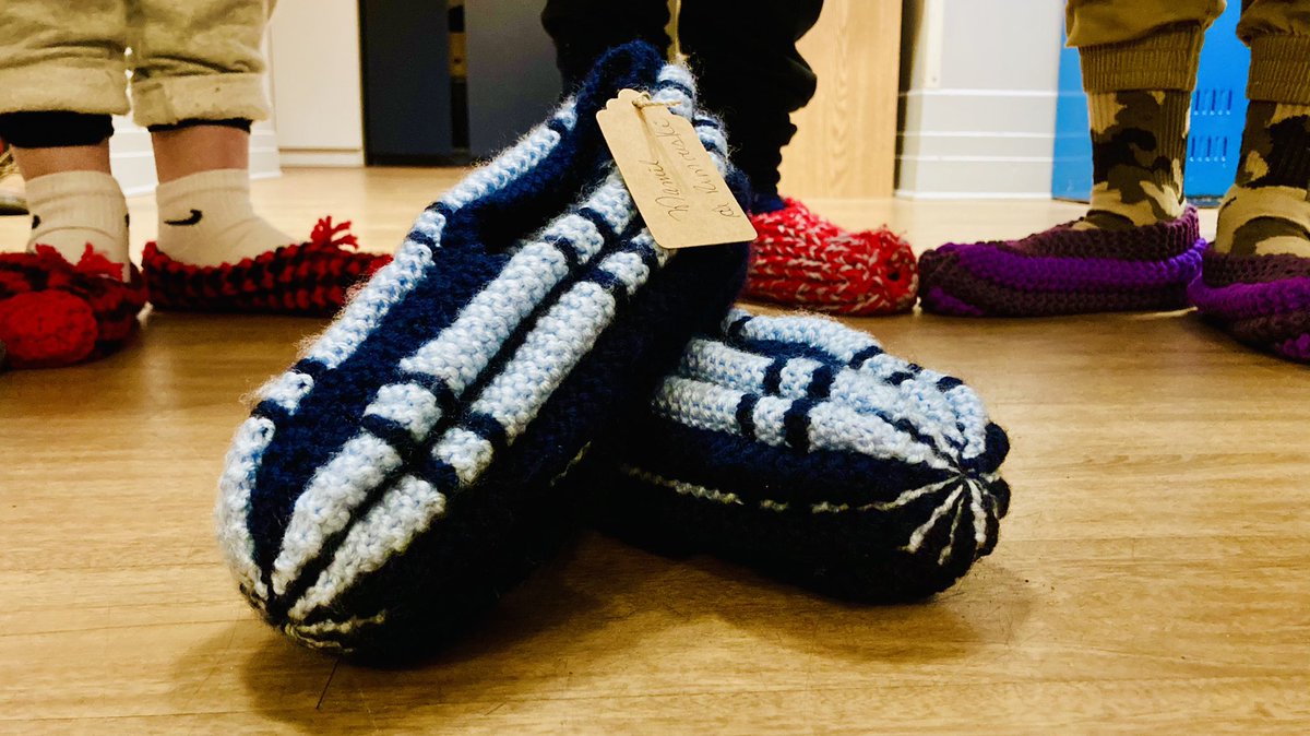 🧶Je tiens à souligner le #jourdelapantoufle, une initiative du Grand Chemin. En commandant votre paire confectionnée par un aîné, vous aidez les ados qui ont besoin d’accompagnement en centre pour traiter une dépendance. Merci à tous les tricoteurs!

👉🏾 bit.ly/jourpantoufle