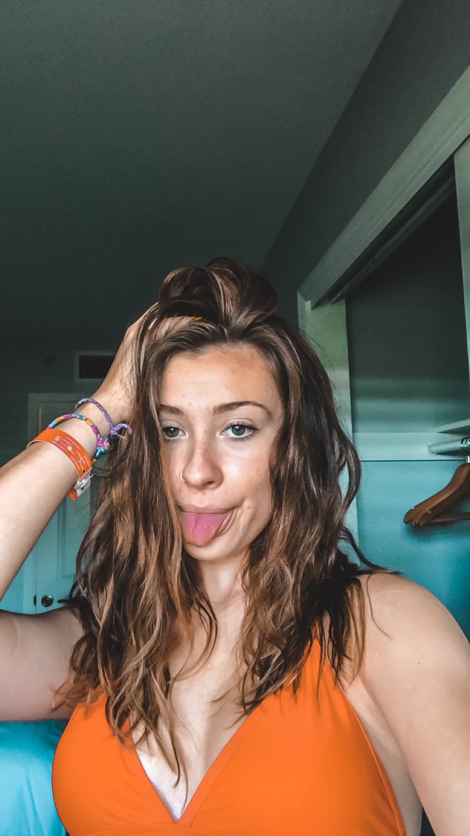 baileyhailey__'s tweet photo. Couldn’t find a 4th pic with my tongue out :/ https://t.co/UGJNpJVWaw