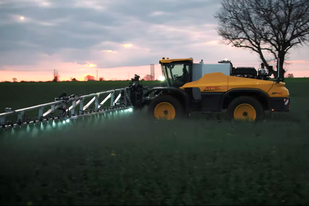 Premières images réelles du nouvel automoteur #Artec F40 Evo: farm-connexion.com/2021/03/19/vid…