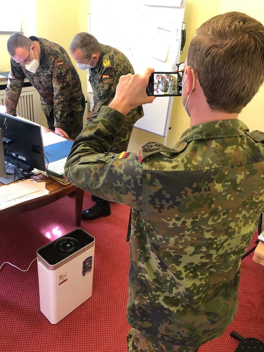 QuandtStefan's tweet photo. Der Kommandeur des #KdoTA hat heute zum 5️⃣0️⃣0️⃣0️⃣. Mal einen Antrag auf #Amtshilfe der @bundeswehrInfo gebilligt. Damit unterstützen ab 22. März 2021 22 Soldatinnen und Soldaten bei Schnelltests in @SachsenDe. Die #HilfeInDeutschland funktioniert bundesweit und ist schnell! @akk https://t.co/xH5G6OwEIx
