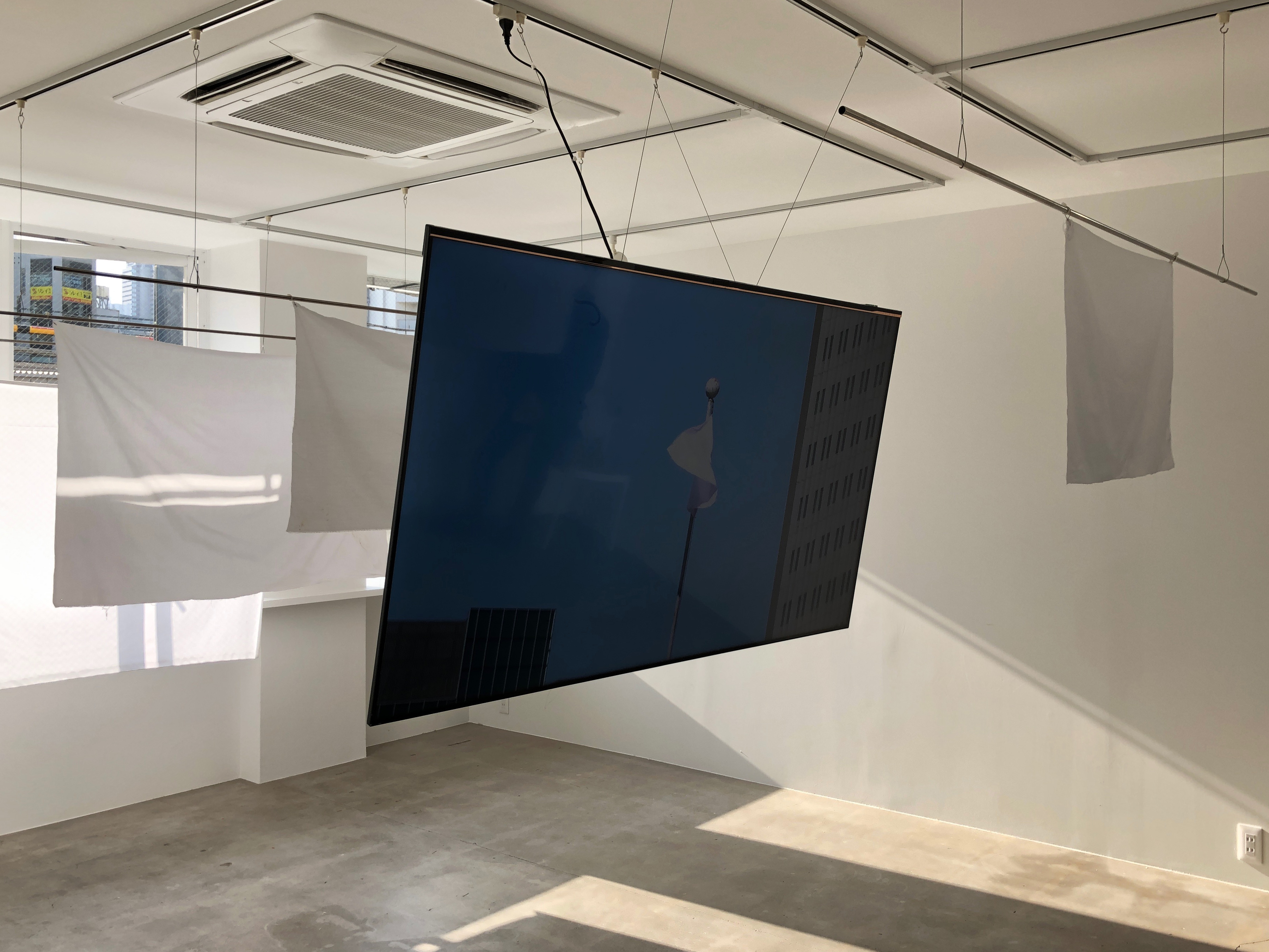 はむぞう トモトシさんの個展 ミッシング サン 芸術競技21 を代々木のtohで見た 昭和39年の東京五輪にあわせて設置された国旗掲揚塔をモチーフとした映像作品によるインスタレーション 3 17から3 19まで3日間のみの展覧会 T Co