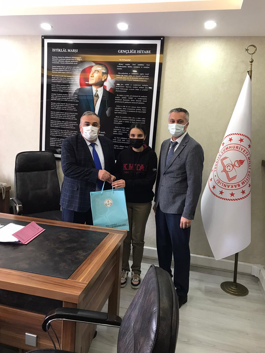 KandilliMtal's tweet photo. İstiklal Marşı'nın Kabulü ve Mehmet Akif Ersoy'u Anma Günü kapsamında düzenlenen slogan yarışmasında İl birincisi olan öğrencimiz Dicle Sultan ÖNAL' ı İlçe Milli Eğitim Müdürümüz Sayın İsmail AKSOY, tebrik ederek öğrencimize tablet hediye etmişlerdir.Müdürümüze teşekkür ederiz. https://t.co/ZY5UUD5B7m