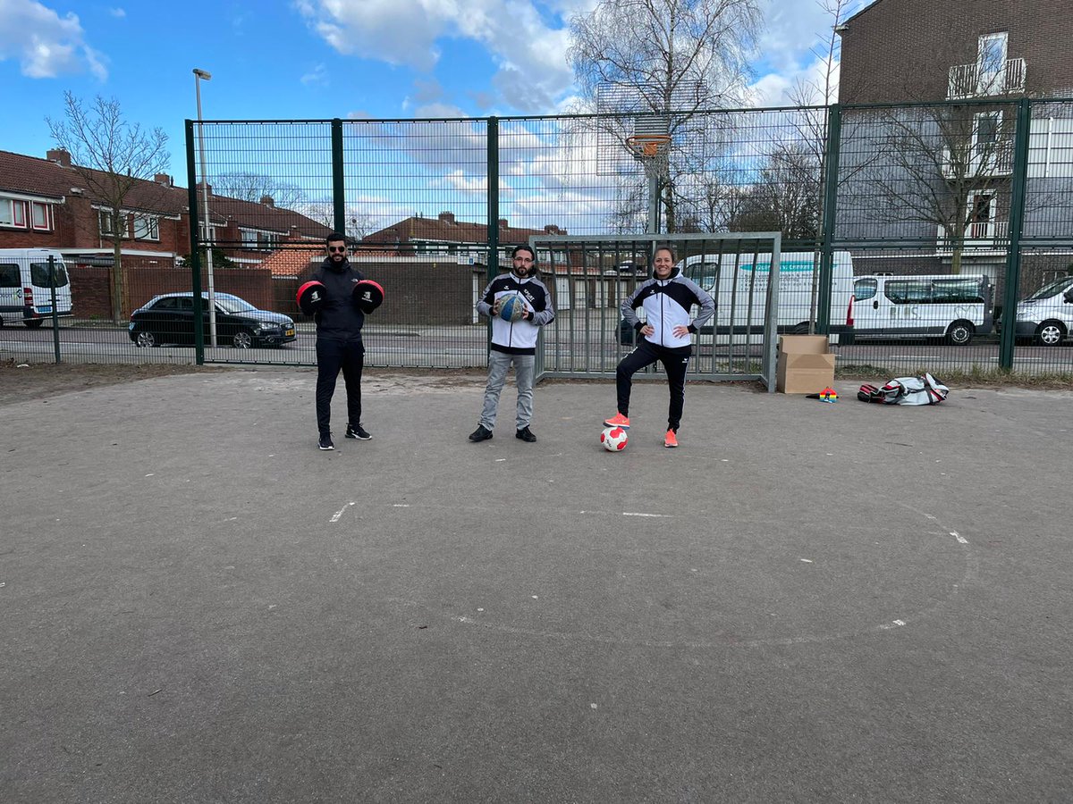 Vanmiddag op Playground de Vliegende Start sportactiviteiten met buurtsportcoaches Pascalle Jamil en Davit.
Elke vrijdag van 15.00 tot 17.00 uur.
<a href="/Sport_Utrecht/">SportUtrecht</a> 
<a href="/krajiceknl/">Krajicek Foundation</a> 
<a href="/Kravazu/">St. Kracht v Zuilen</a> 
@WBNoordwest 
<a href="/GemeenteUtrecht/">Gemeente Utrecht</a>