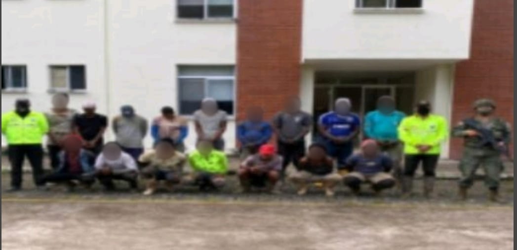 PoliciaEcuador's tweet photo. COMBATE A LA MINERÍA ILEGAL 

En operativos con @FFAAECUADOR, en #Imbabura, 20 ciudadanos (nacionales y extranjeros) detenidos, presuntos implicados en actividades ilícitas de recursos mineros.

Existe gran cantidad de indicios relacionados. 

#Unidcan
#DirPolicíaJudicial https://t.co/63iIUntS9f