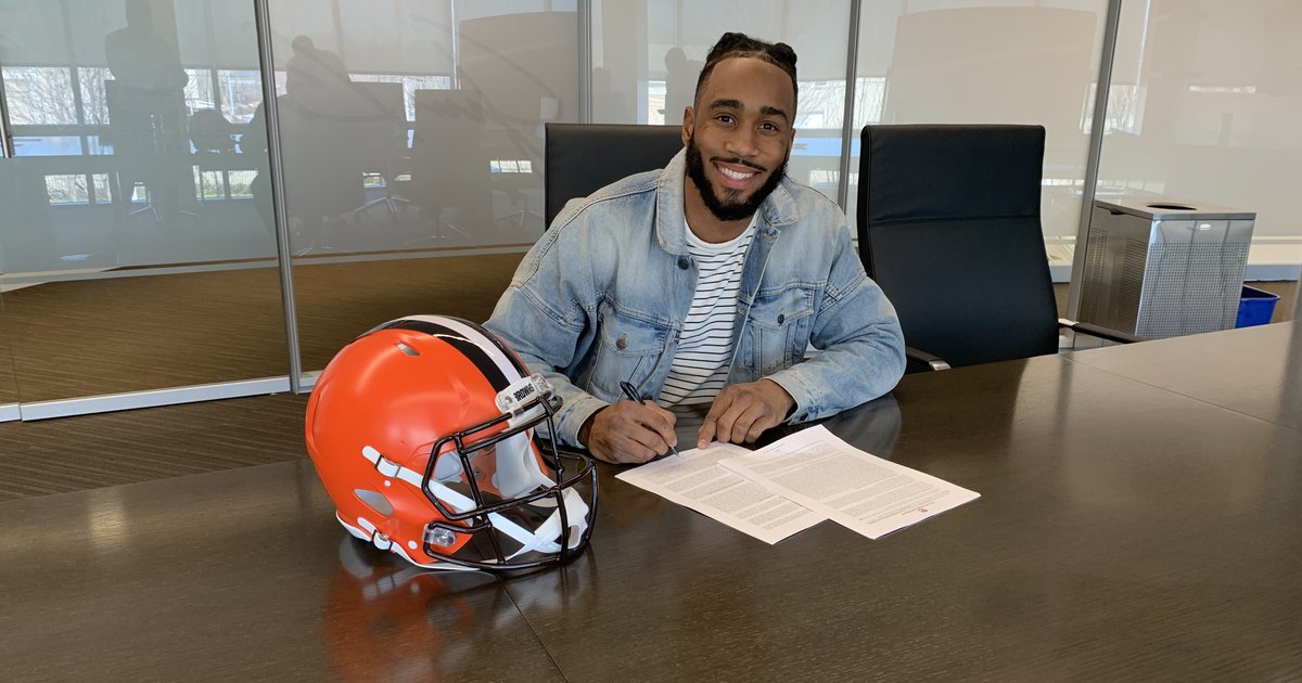 Browns's tweet image. Officially official ✍️