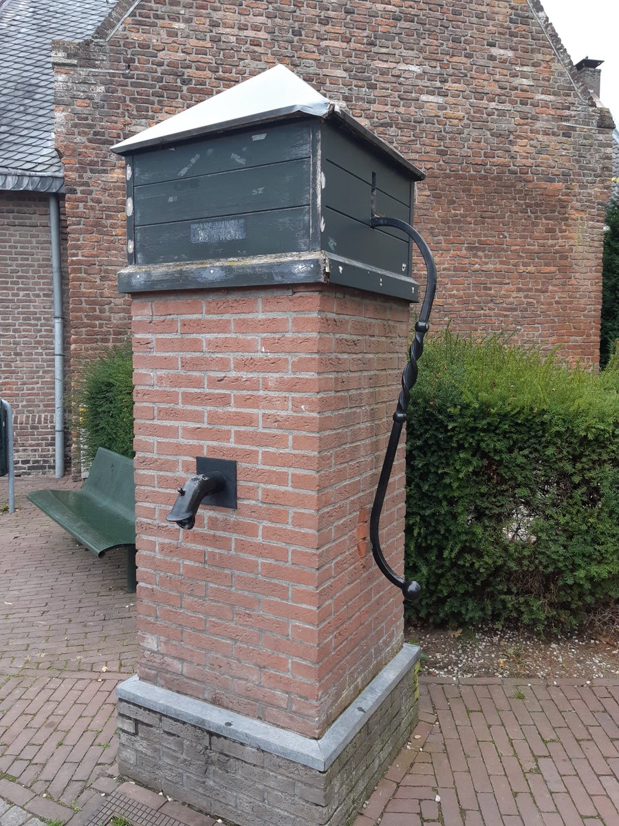 Heb je de waterpomp op Kerkplein in Leersum al gezien? Jos en Frans zijn begonnen met de restauratie ervan. Met dank aan <a href="/gem_heuvelrug/">Utrechtse Heuvelrug</a> staat de kap inmiddels in de grondverf.