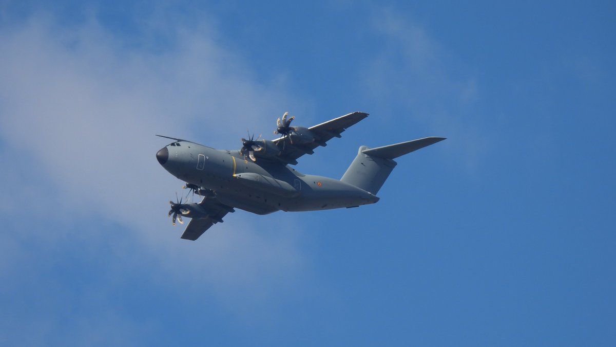 EHEH_Spotter's tweet photo. 🇧🇪 Belgian Air Force, Airbus Military A400M (CT-03, #44F683) as flight #BAF675 Approach runway03 @ EHEH

A400M CT-03, delivered to 15th Wing on 03 Mar 2021.

Airbus Defence #A400M Belgian Air Force 20th Squadron Tactical Airlift #WeAre15thWing 

#NLspot #avgeek https://t.co/HZiqPxRzqk