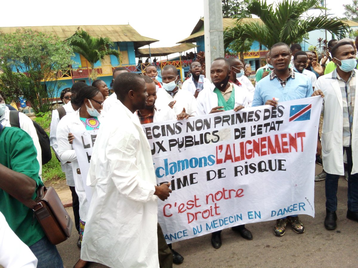 Les médecins non primés des hôpitaux publics en sit in devant la cité de l'OUA
