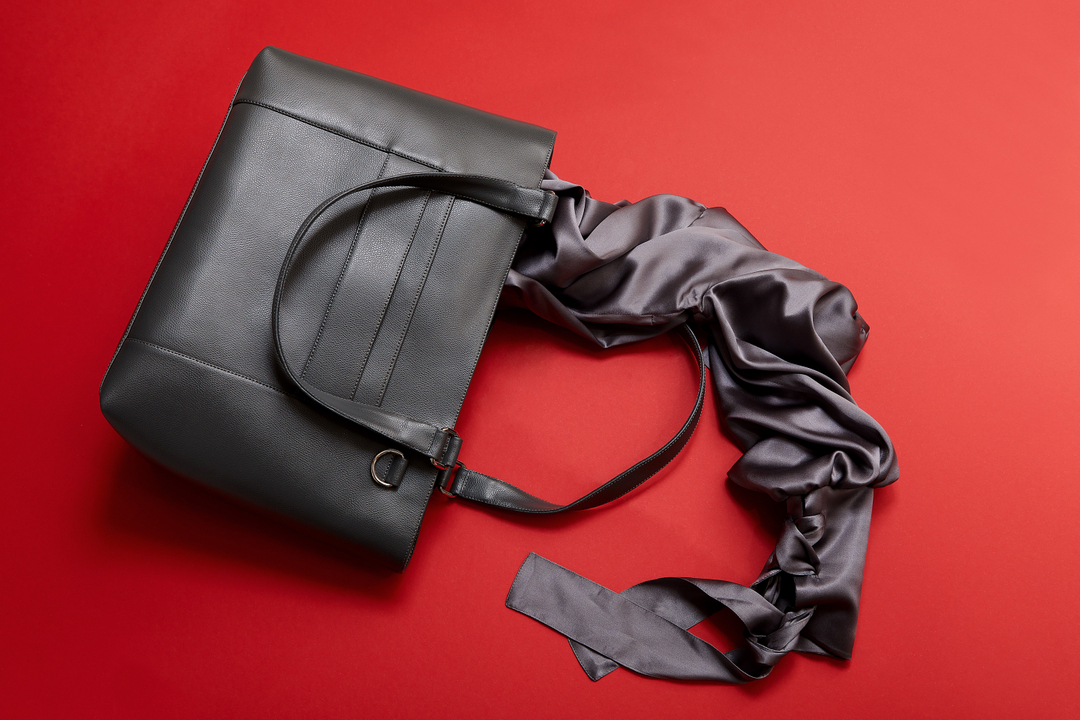 _Corner_Office's tweet photo. Red and gray! What a combo! We love a good statement! Gray on the outside and red on the inside. Functional as well as beautiful, that is what we like! 
Includes a zipper, a latch to secure on your suitcase, big pouches on the inside, and enough room for your laptop’
100% Itali https://t.co/falGcgo0rV