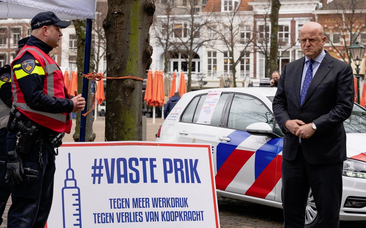 NPBactueel's tweet photo. Voor degenen die er op vrijdag 12 maart niet bij konden zijn: een videoverslag van de actie Prikstraat Den Haag (7,5 minuut): https://t.co/LVB0CJpXlZ https://t.co/Mi6tGLqu60