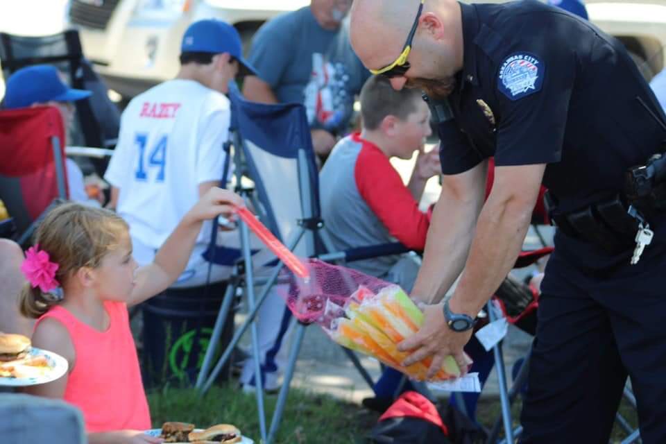ArkCity_Police's tweet photo. Soon it will be time for popsicles again!!! #FlashbackFriday #popsiclepatrol #communitypolicing  #acpdcares https://t.co/WSNBViA8ym