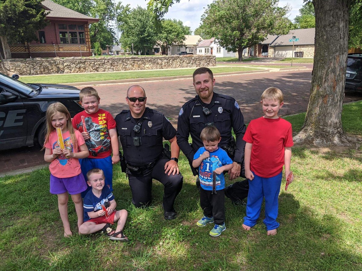 ArkCity_Police's tweet photo. Soon it will be time for popsicles again!!! #FlashbackFriday #popsiclepatrol #communitypolicing  #acpdcares https://t.co/WSNBViA8ym