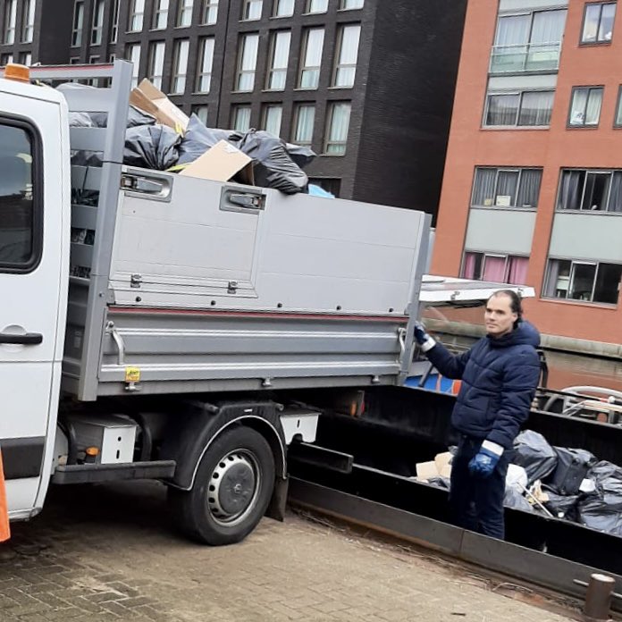 Er wordt al jaren over gesproken. Nu gaan we het gewoon doen. Afval afvoeren uit de binnenstad over het water. amsterdam.nl/nieuws/nieuwso…